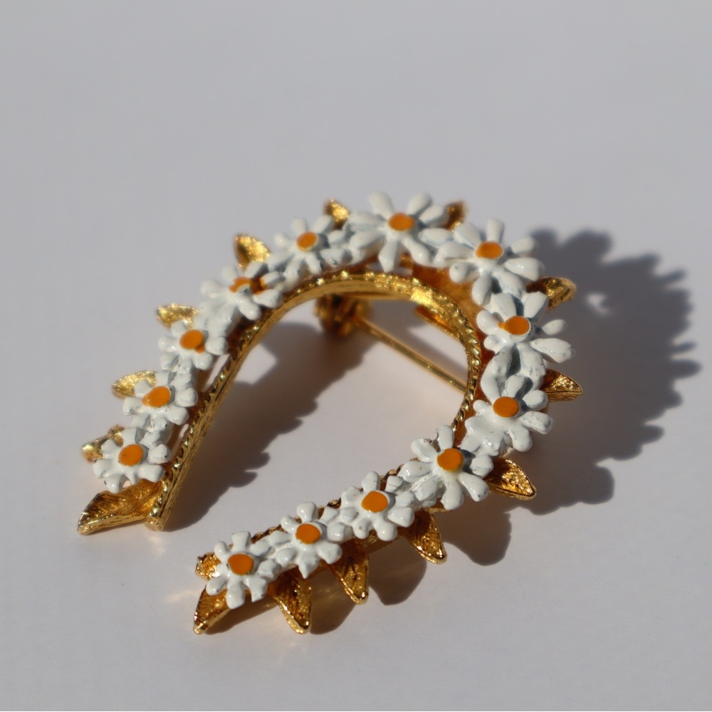 Daisy Gold and White Horseshoe Pin Brooch